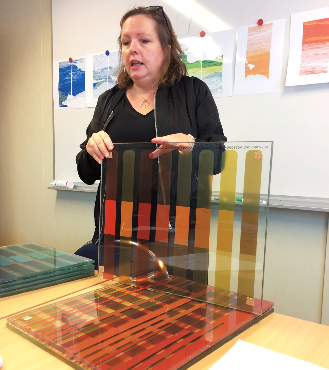 Alexandra Kern visar provtryck på glas.