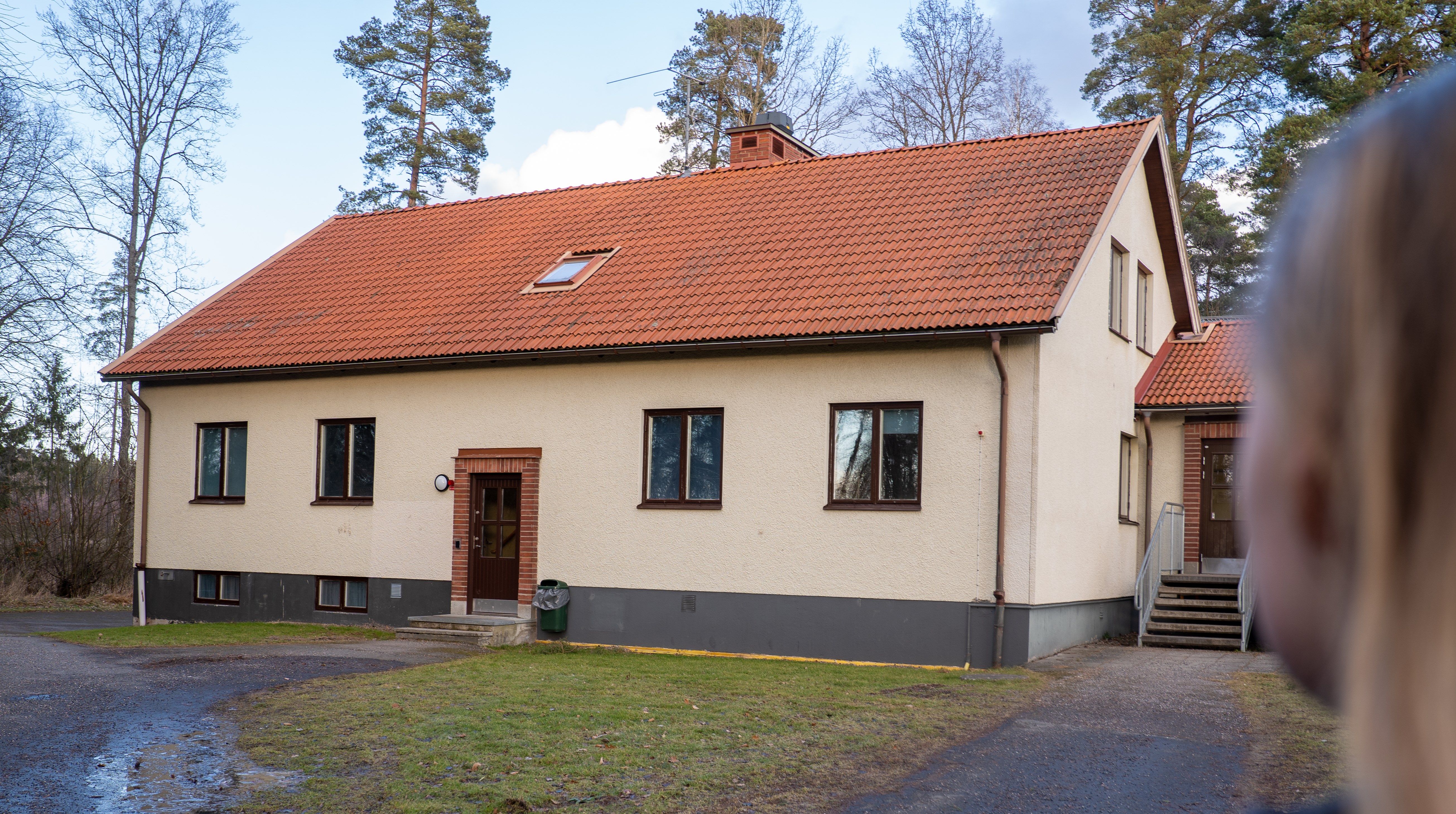 Internatbyggnad med träd i bakgrunden