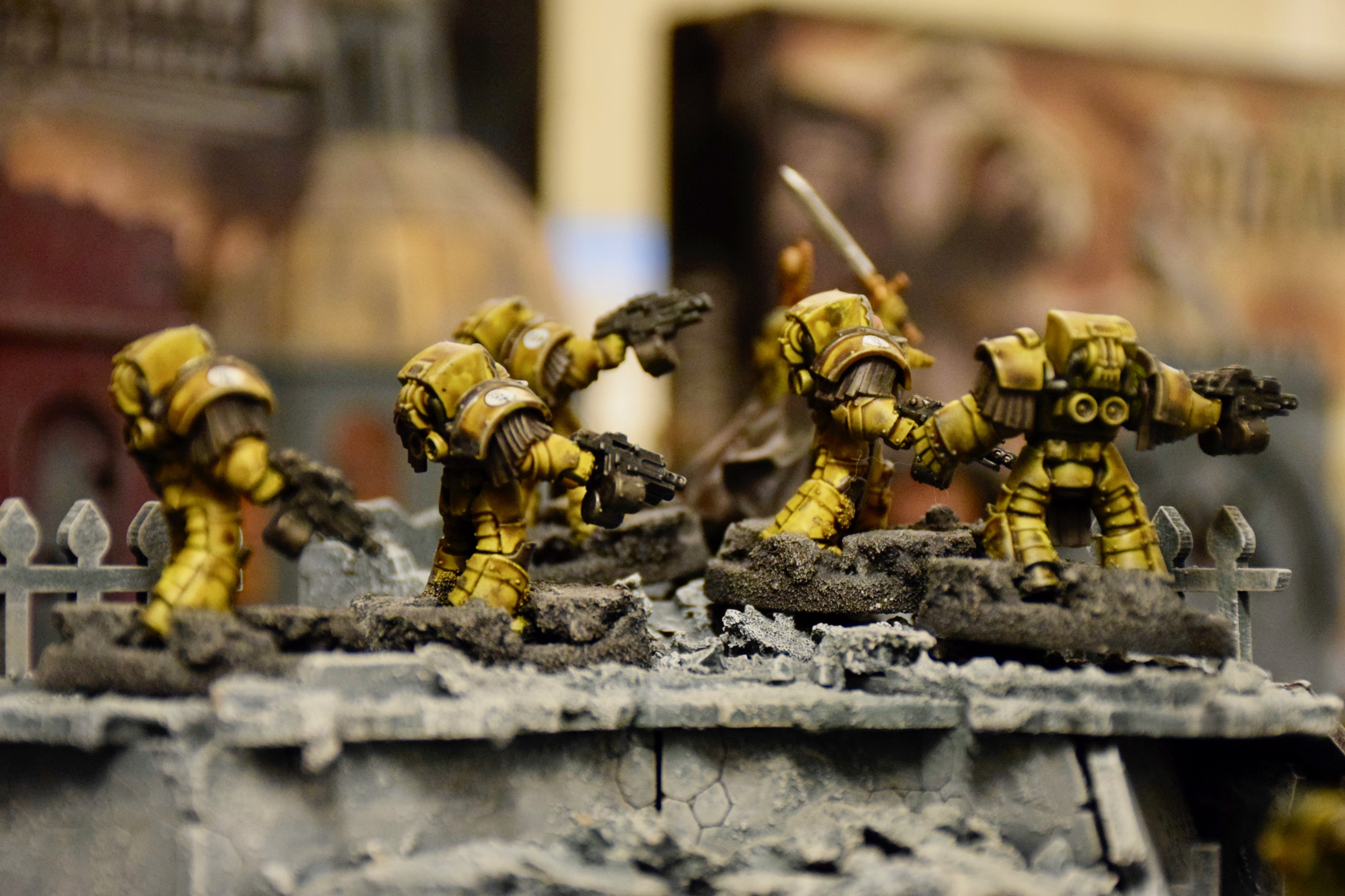 Små spelfigurer i plast drabbar samman. 