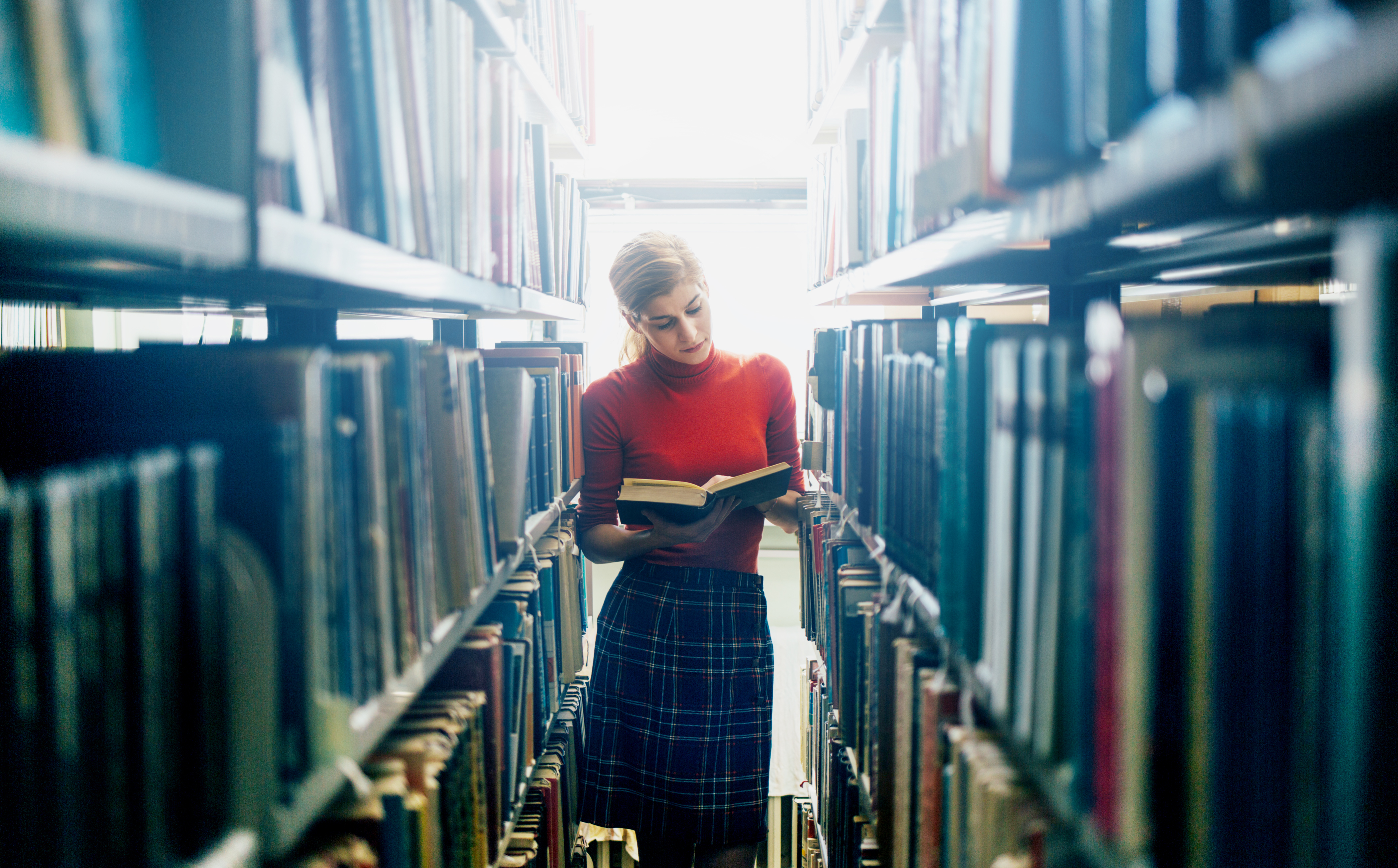 Foto på en kvinna i ett bibliotek