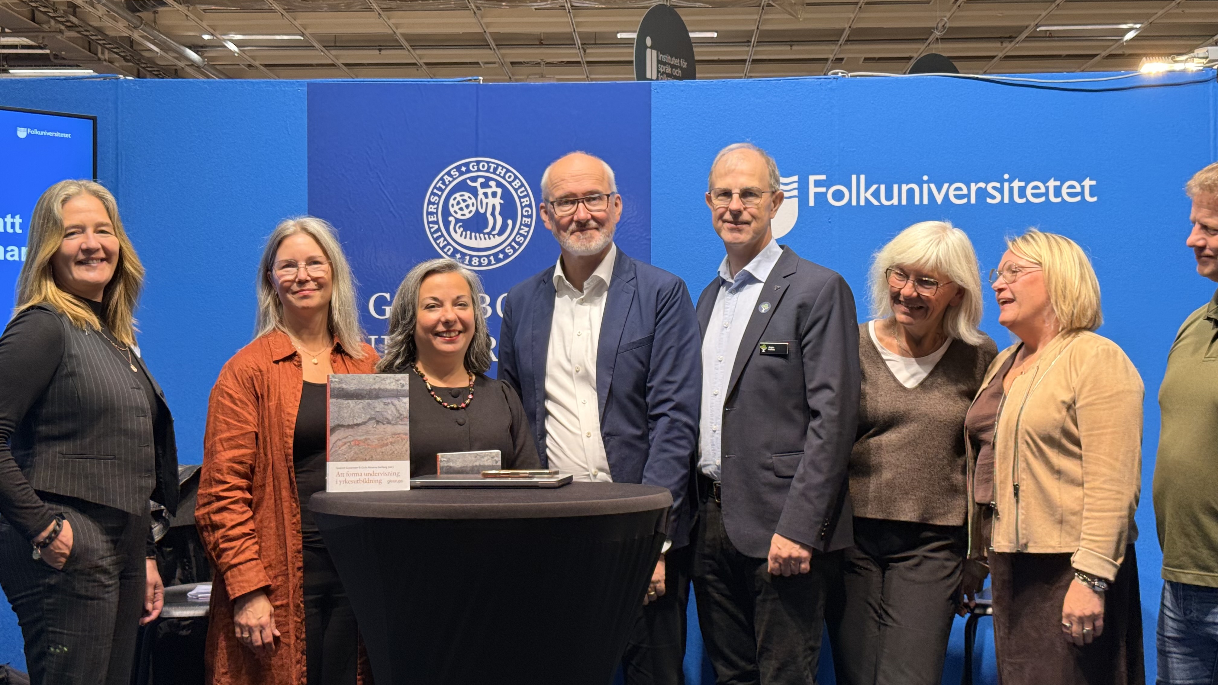 Medförfattarna står i Göteborgs universitets monter