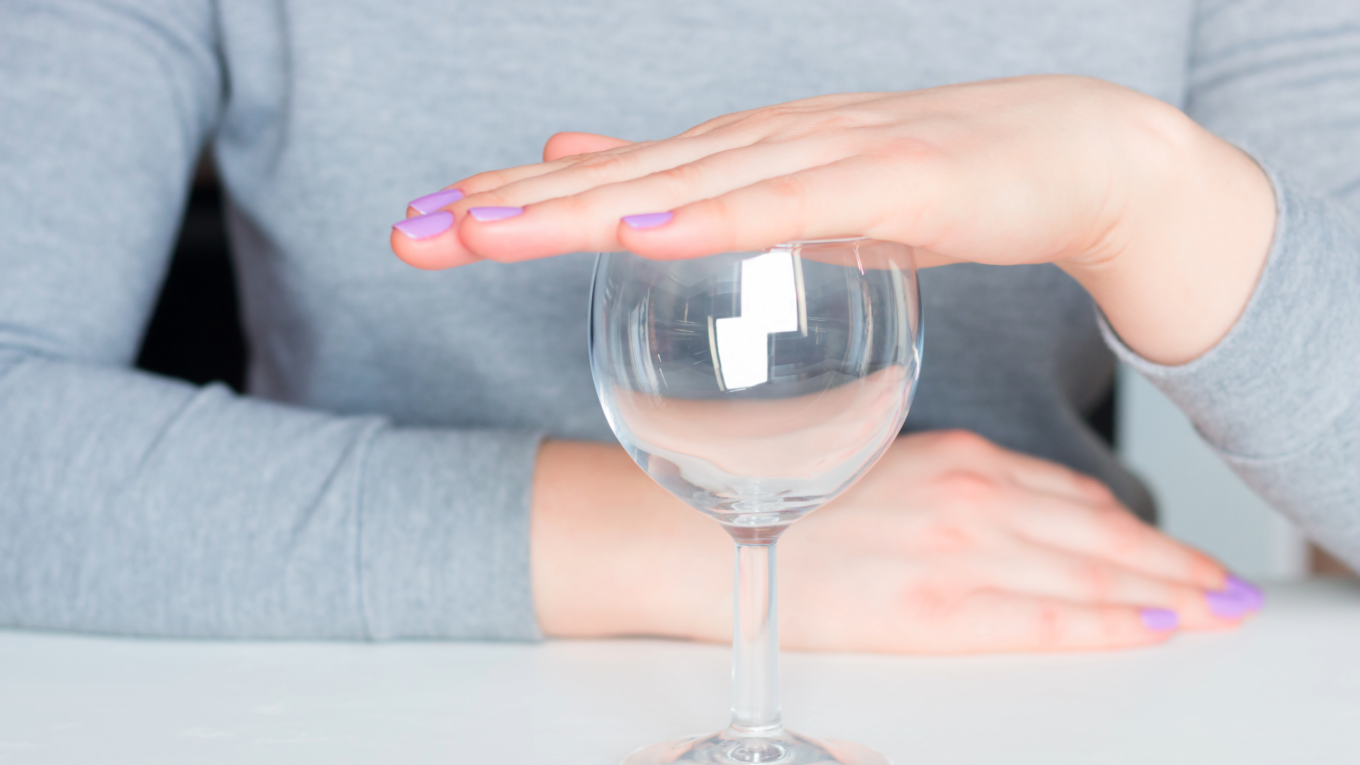 Person som säger nej till alkohol.