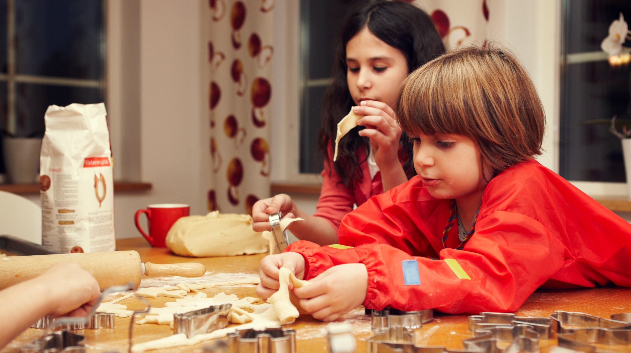 Flickor som julbakar