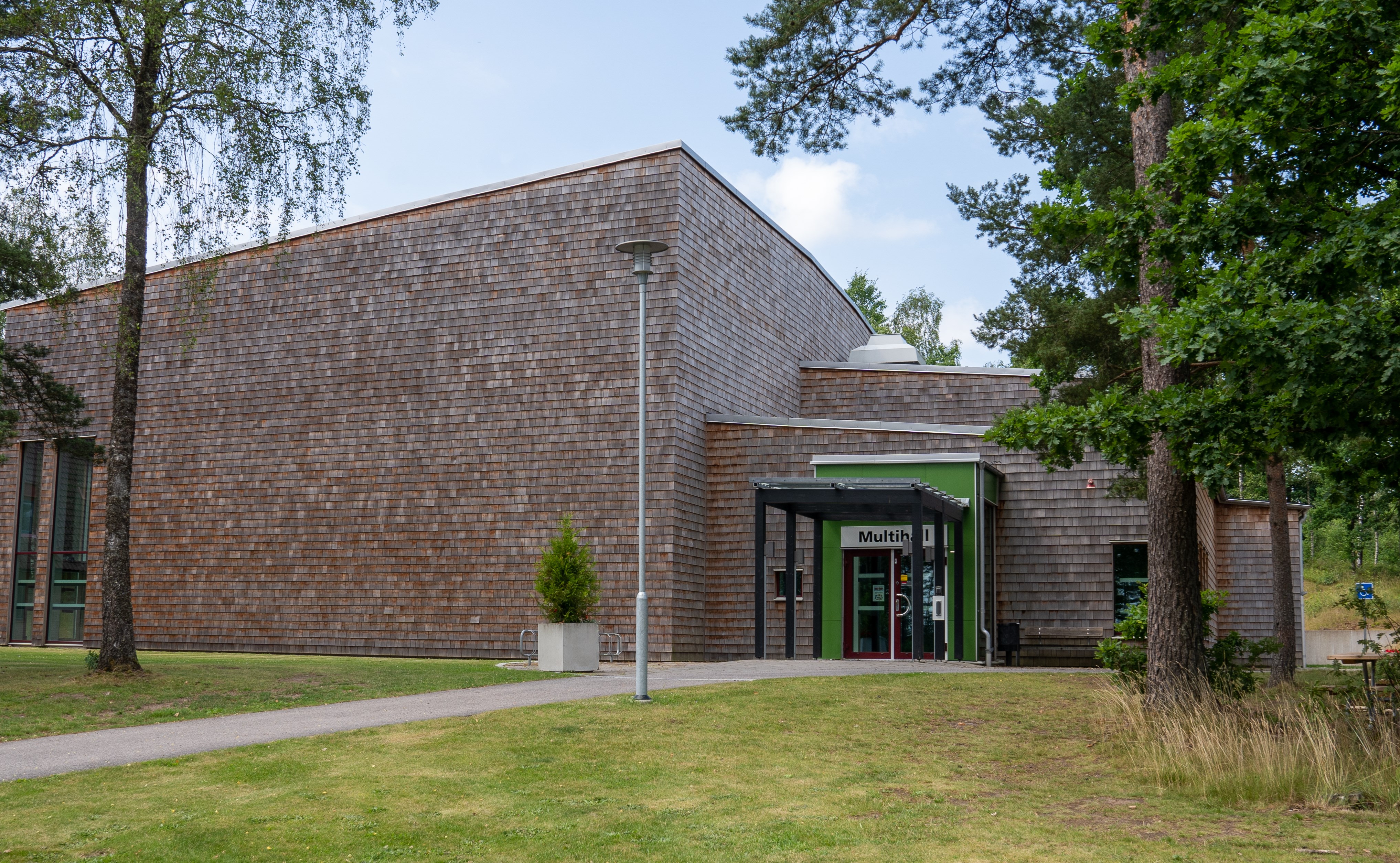 Multihalls-byggnaden utvändigt