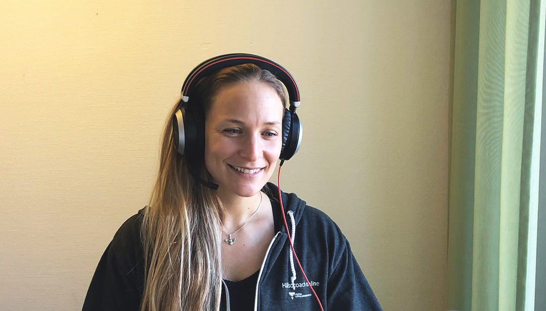 Coach som pratar med invånare digitalt