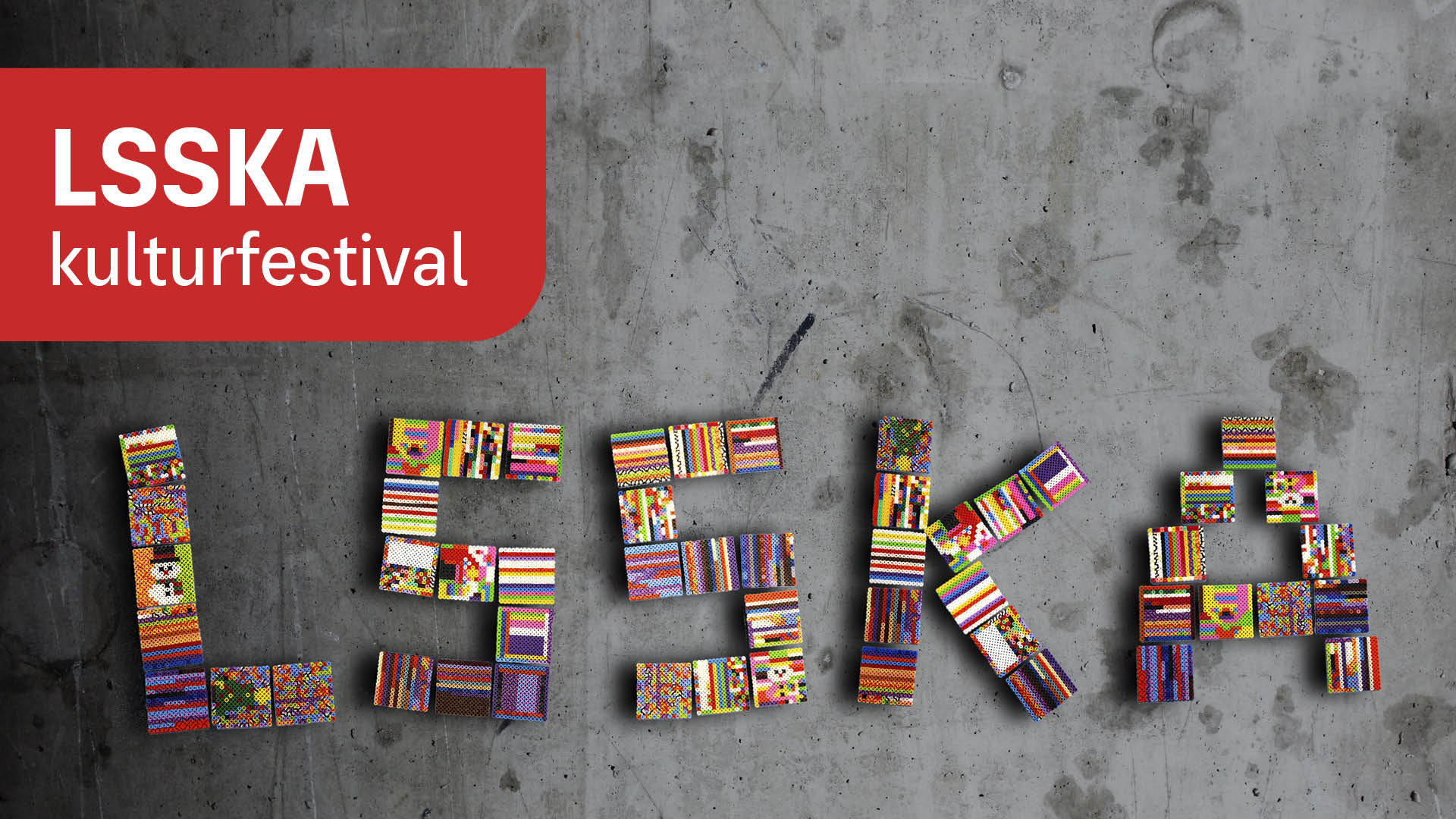 Bokstäverna LSSKA som gjorts av flera mindre pärlplattor. Bakom en betongvägg. På en röd färgplatta  står det LSSKA kulturfestival