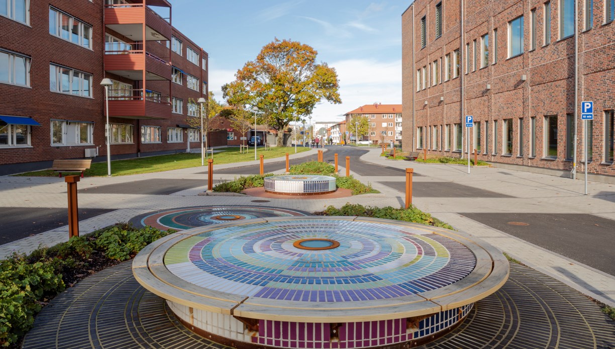 Rundlar med färgade kakelplattor mellan två tegelbyggnaden