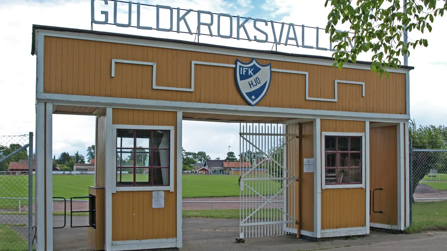 Gulmålad entrébyggnad till indrottsplats