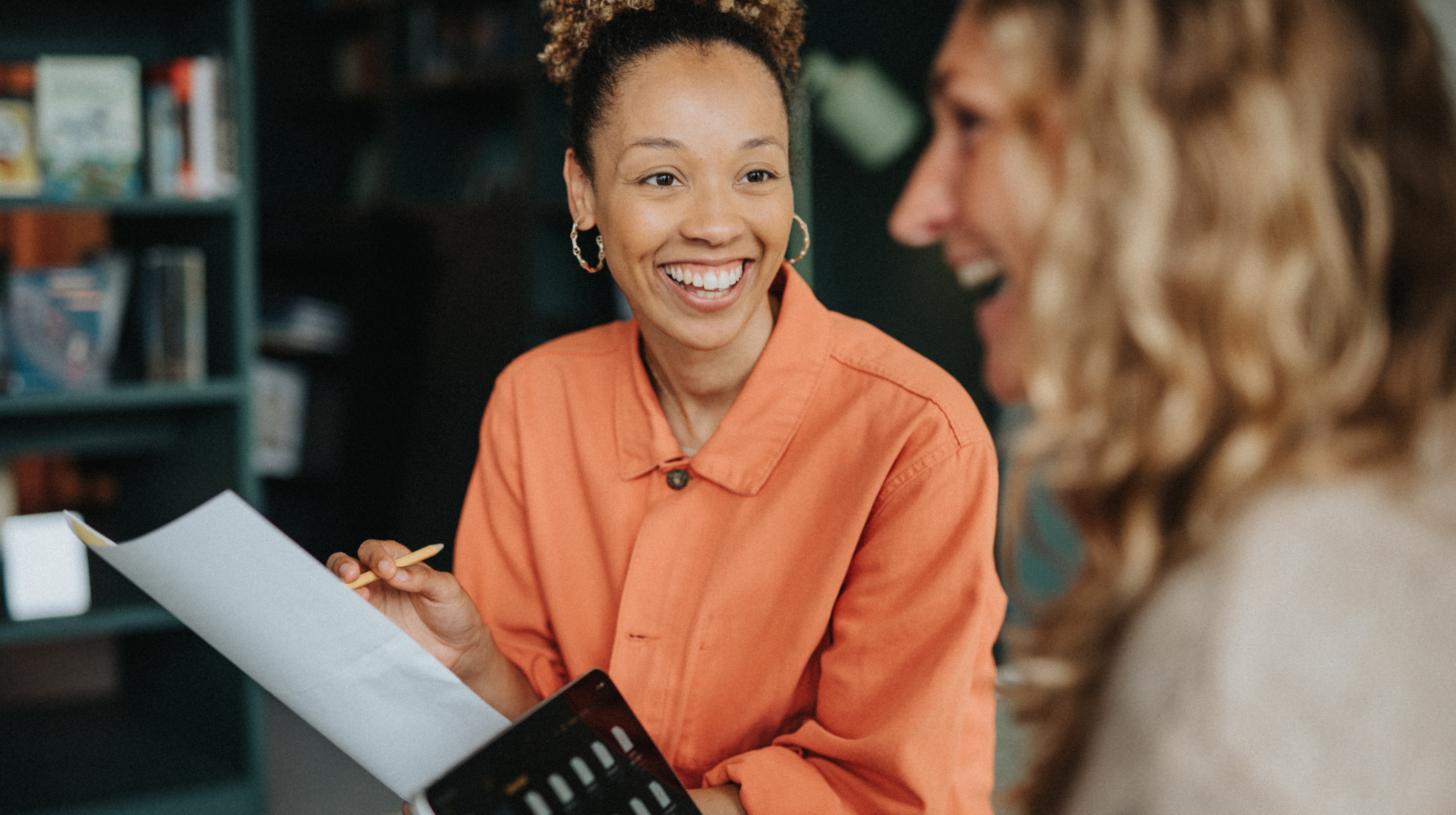 En äldre kvinna ger en yngre kvinna rådgivning