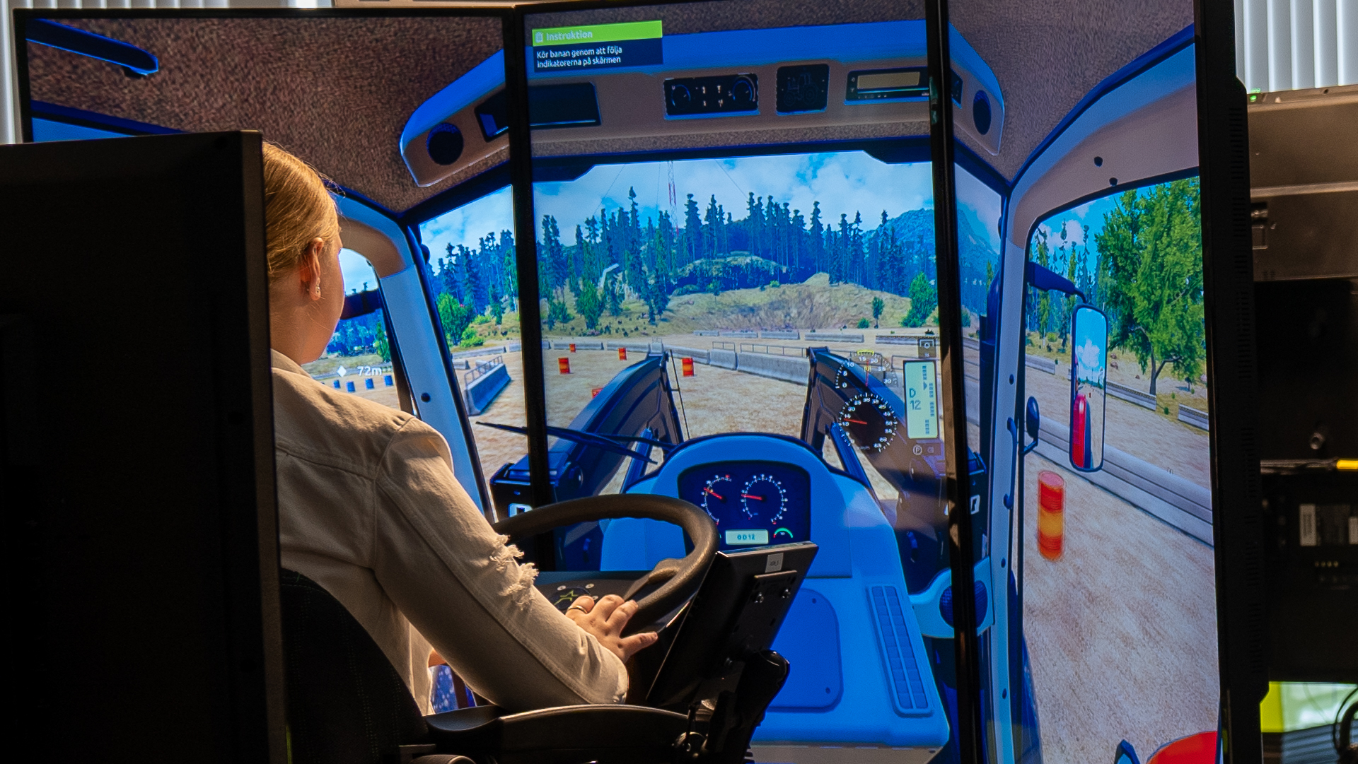 Elev sitter i simulator