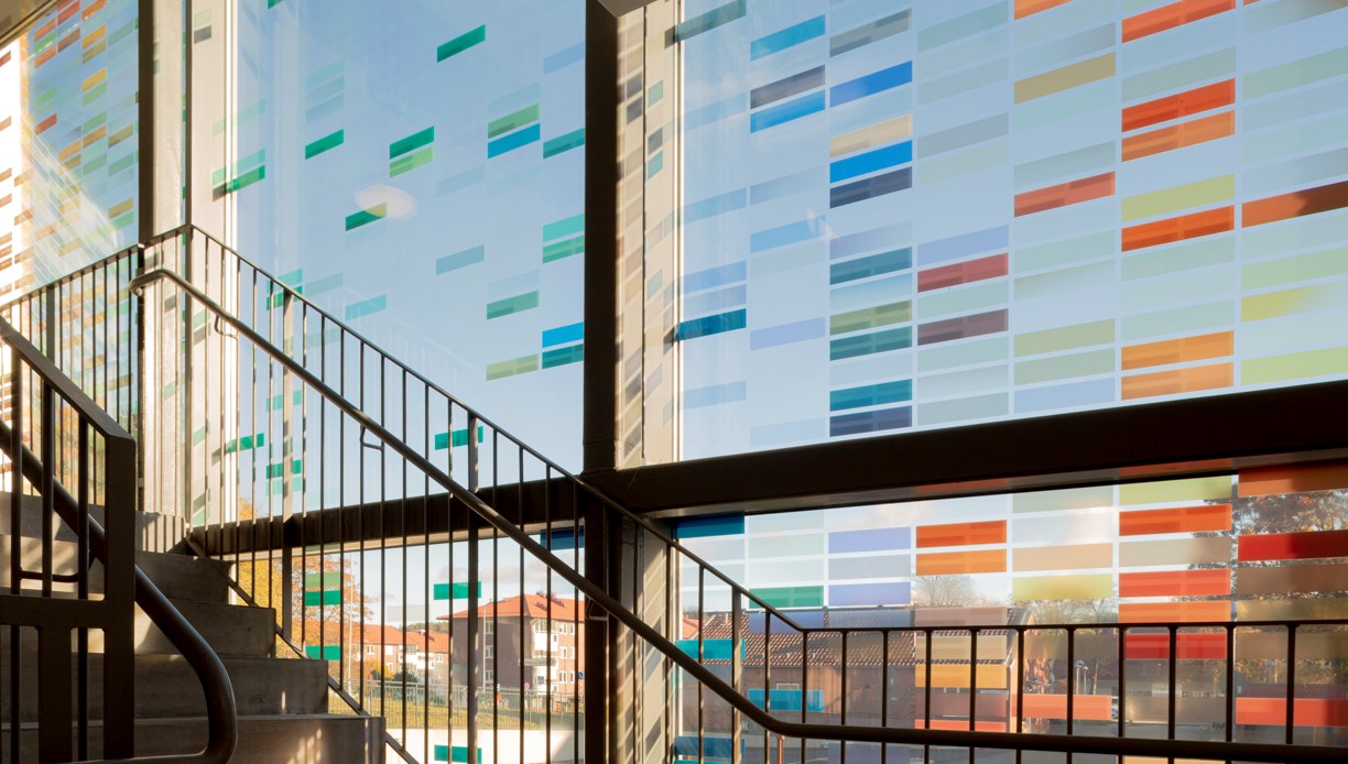 Glasfönster i trapphus, sett inifrån