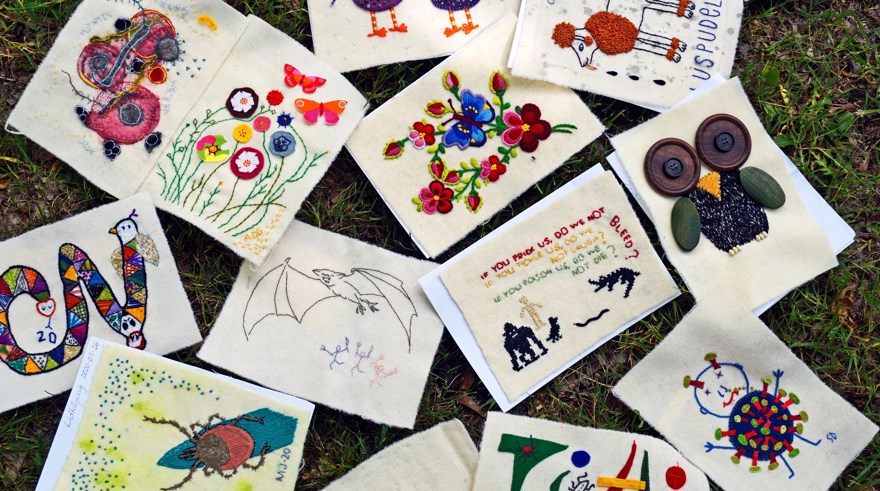 Massa broderade lappar