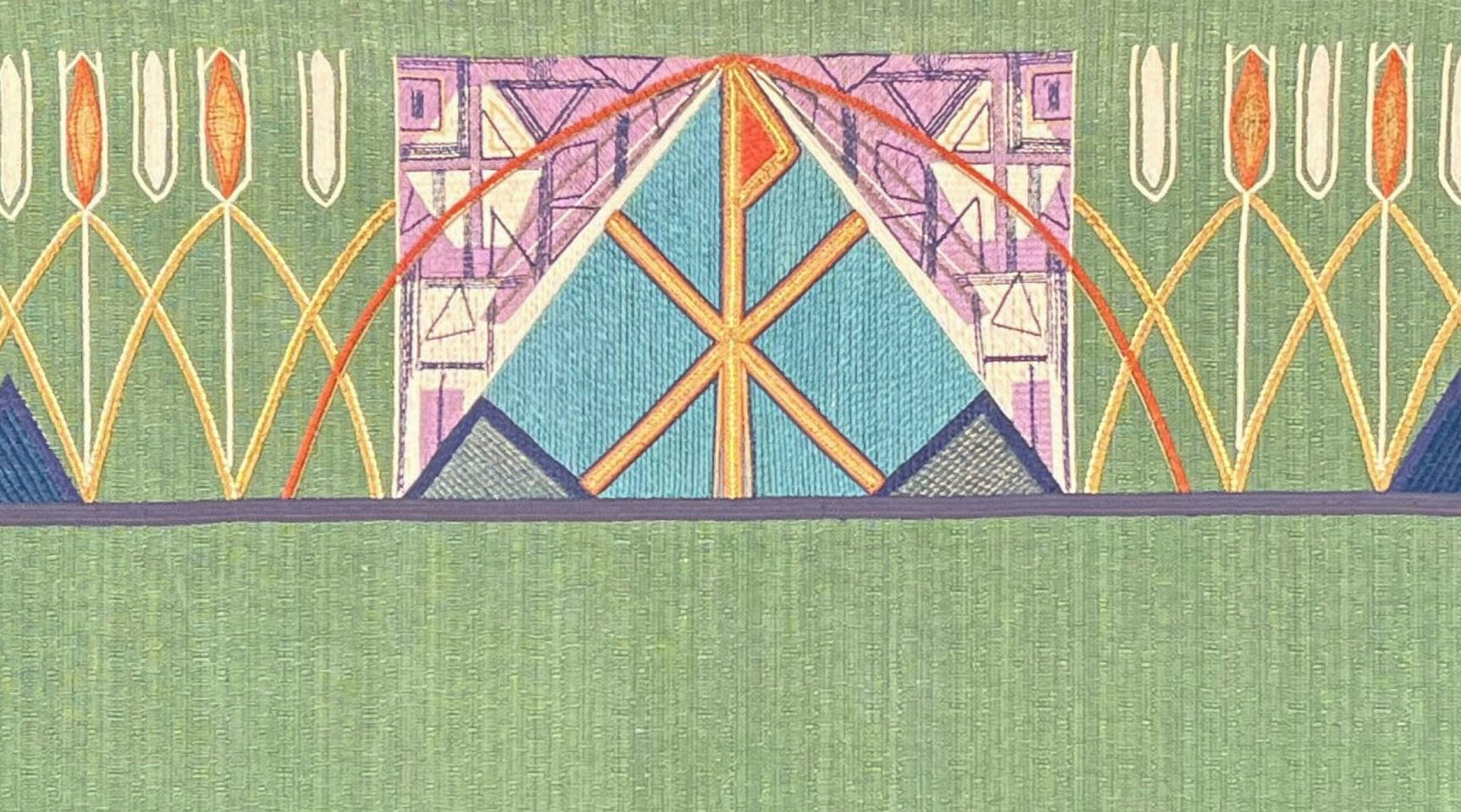 Grön vepa med broderat mönster föreställande tulpaner.