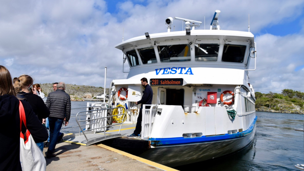 Skärgårdsbåten Vesta hämtar upp passagerare på Styrsö Bratten. 