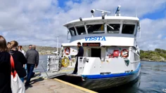 Skärgårdsbåten Vesta hämtar upp passagerare på Styrsö Bratten.