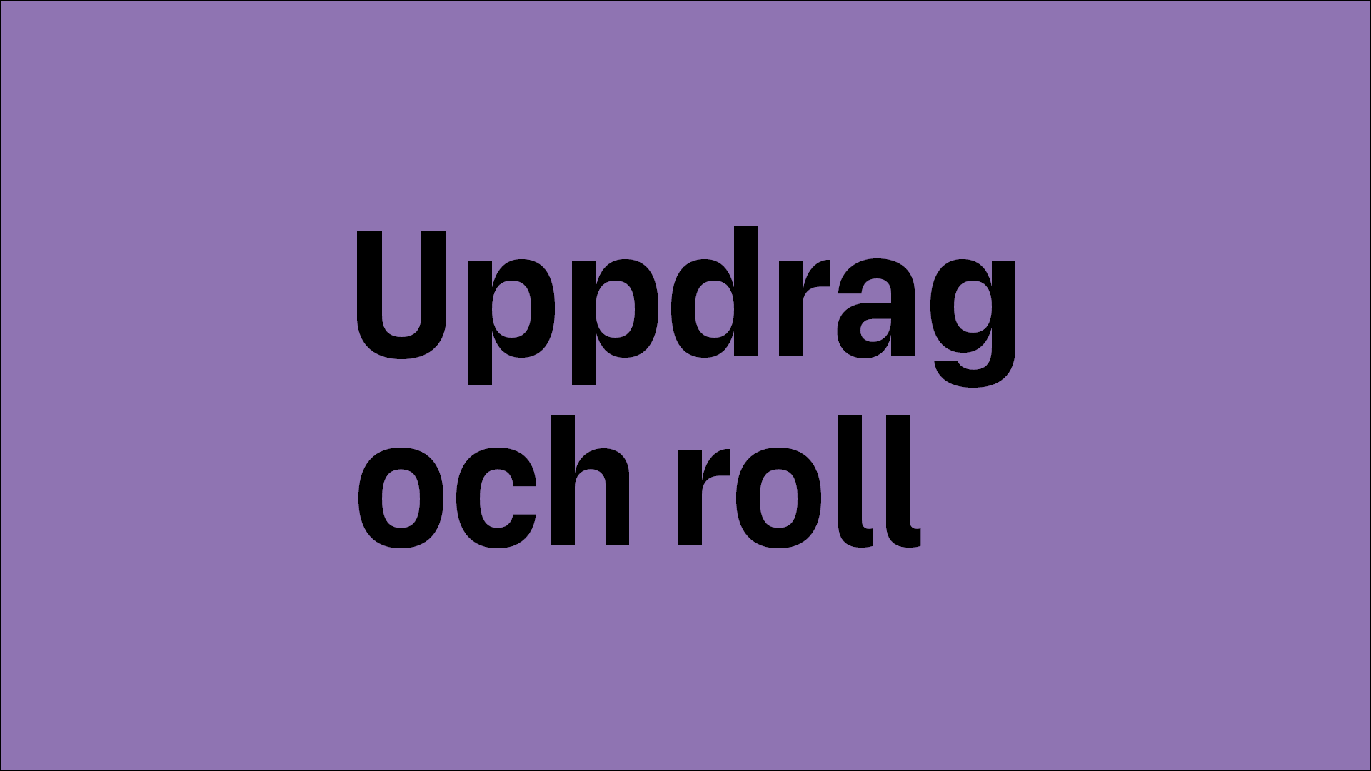 På en mörklila bakgrund står det med svarta bokstäver "Uppdrag och roll"