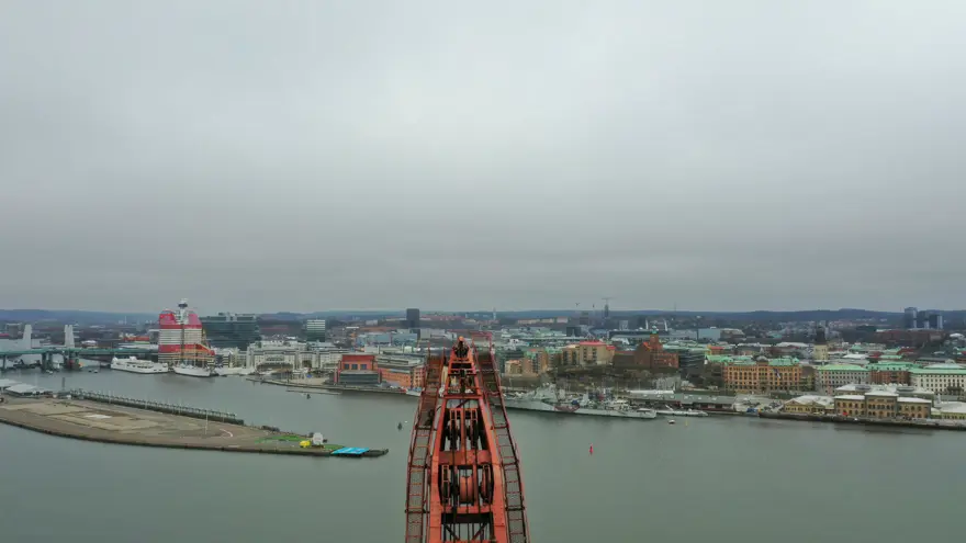 Ovanifrån, lyftkranens spets med Göteborgs siluett i bakgrunden, byggnaden läppstiftet och operan syns