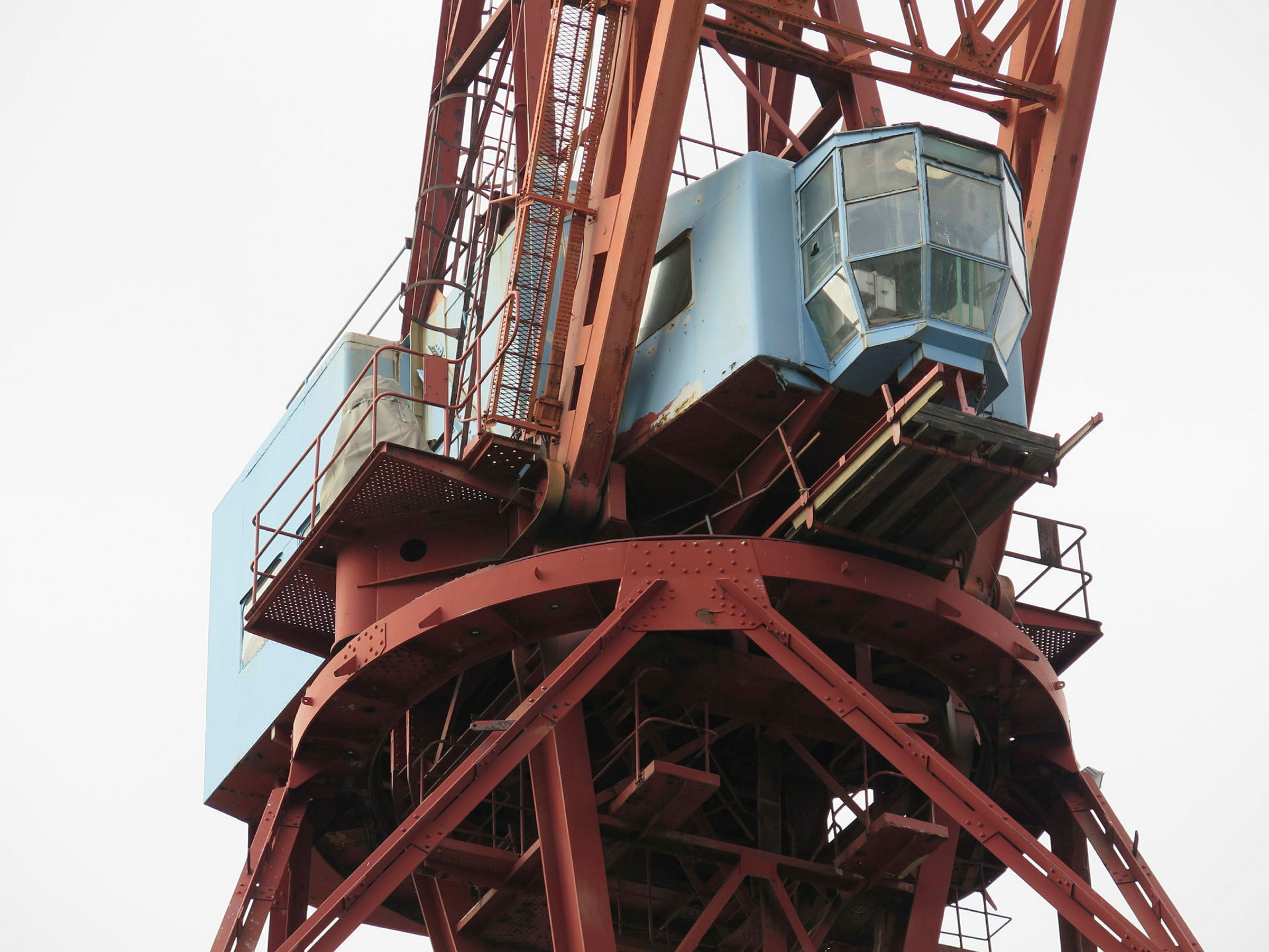 Kran 43 snett underifrån med närbild på förarhytten