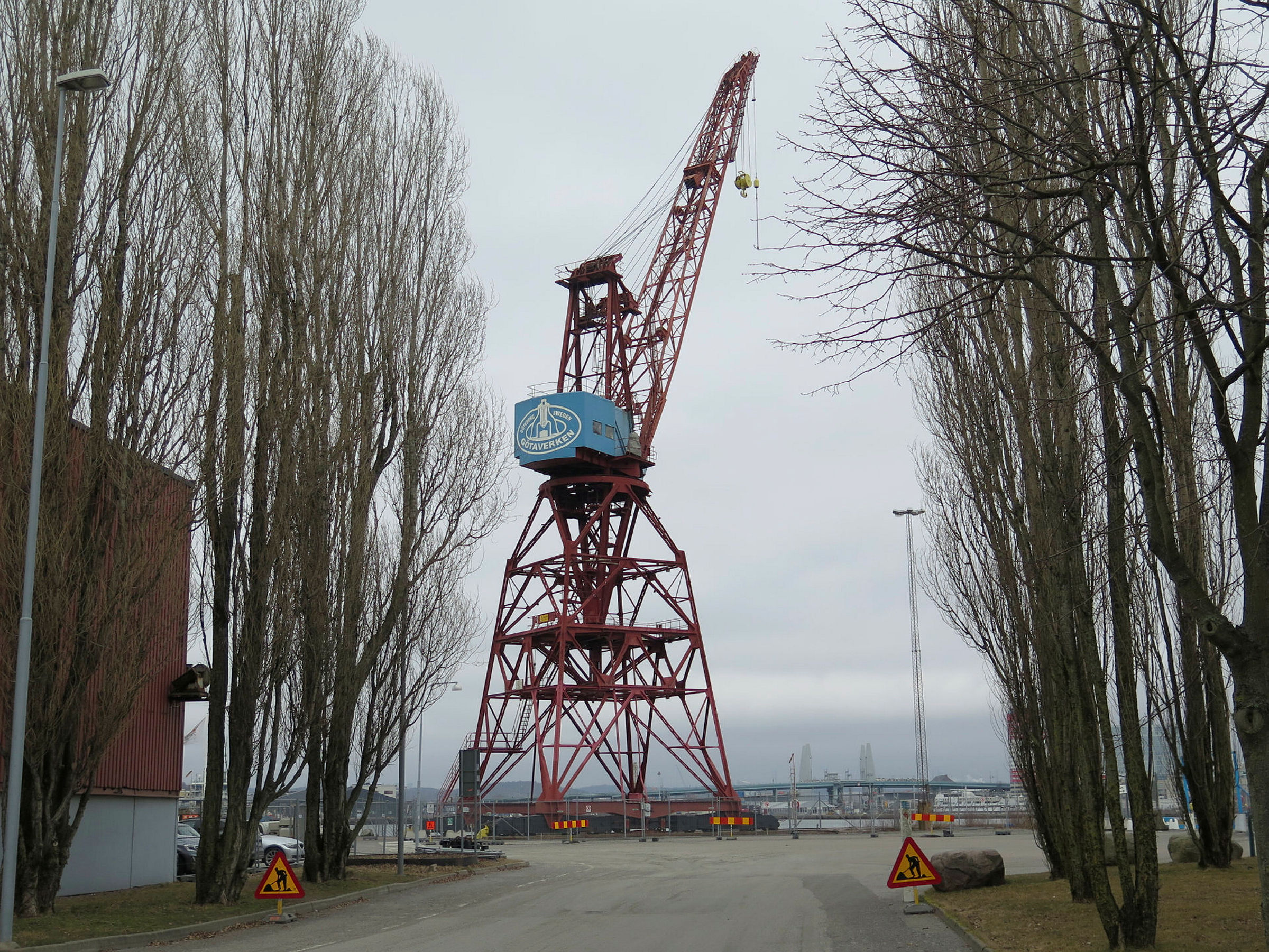 Kran 43 snett bakifrån sett från vägkanten med träd i förgrunden