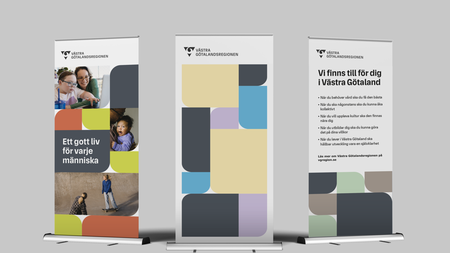 Tre exempel på roll-ups med olika färger och budskap.