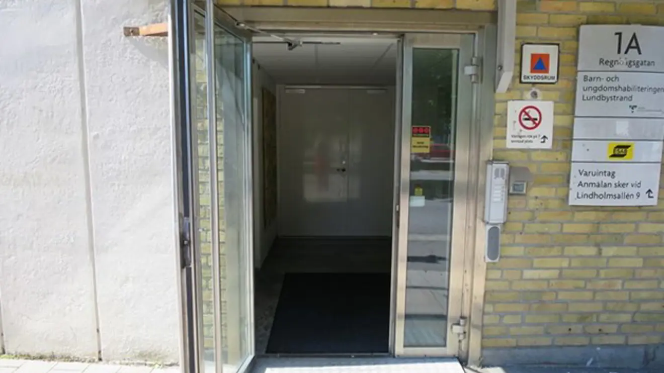 Glasdörr på tegelbyggnad