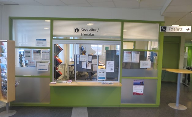 Reception med limegrön disk och glasruta