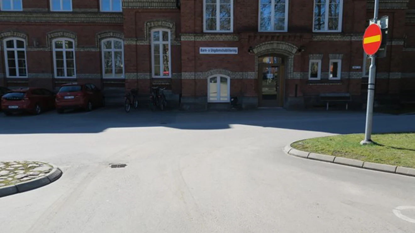 Röd tegelbyggnad med vita detaljer