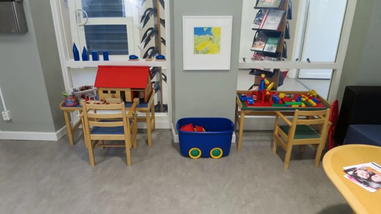 Svängd blå soffa i väntrum