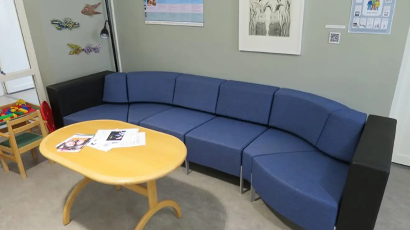 Lekhörna med två låga bord och stolar