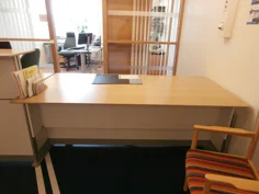 Receptionsdisk i trä med glasruta